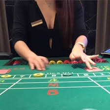 Pengalaman real-time di live casino yang kaya permainan lengkap serta virtual sports dengan interaksi maksimal